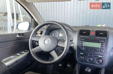 Хэтчбек Volkswagen Golf 2005 в 