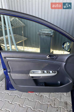 Хэтчбек Volkswagen Golf 2005 в 