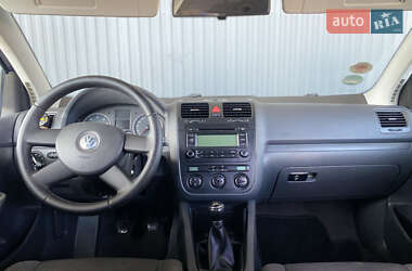 Хэтчбек Volkswagen Golf 2005 в 