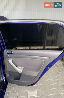 Хэтчбек Volkswagen Golf 2005 в 