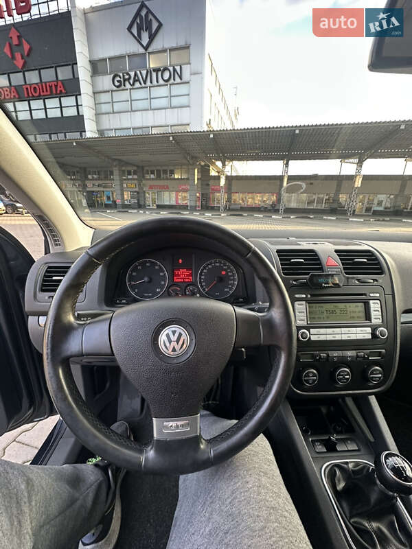 Хэтчбек Volkswagen Golf 2006 в Черновцах