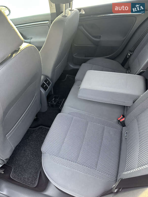 Хэтчбек Volkswagen Golf 2006 в Черновцах