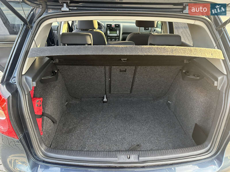 Хэтчбек Volkswagen Golf 2006 в Черновцах