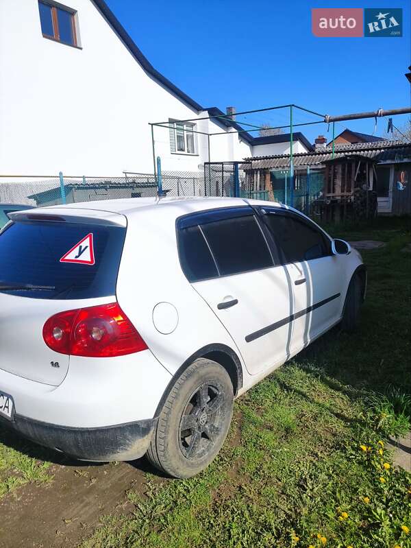 Хетчбек Volkswagen Golf 2004 в Тячеві