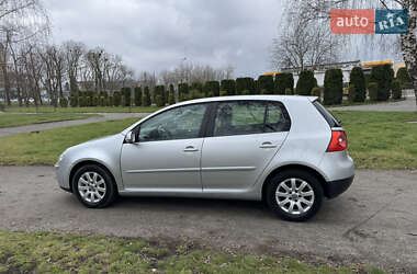 Хэтчбек Volkswagen Golf 2005 в 