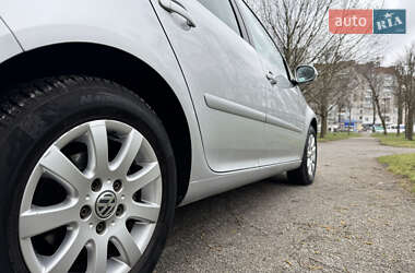 Хэтчбек Volkswagen Golf 2005 в 