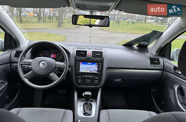 Хэтчбек Volkswagen Golf 2005 в 