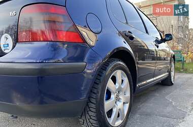 Хэтчбек Volkswagen Golf 2001 в 