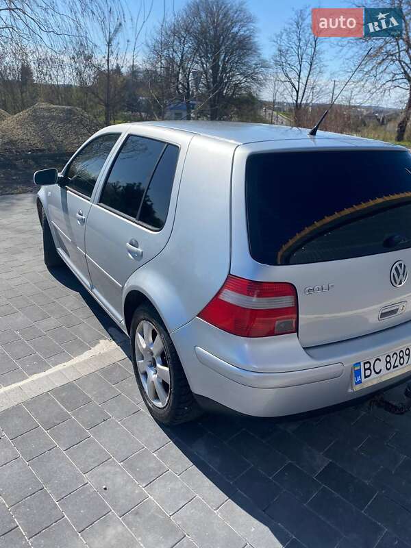 Хетчбек Volkswagen Golf 2003 в Мостиській