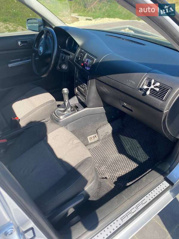 Хетчбек Volkswagen Golf 2003 в Мостиській