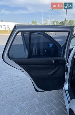 Хэтчбек Volkswagen Golf 2001 в 