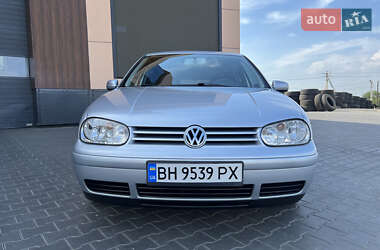 Хэтчбек Volkswagen Golf 2001 в 