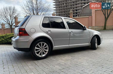 Хэтчбек Volkswagen Golf 2001 в 