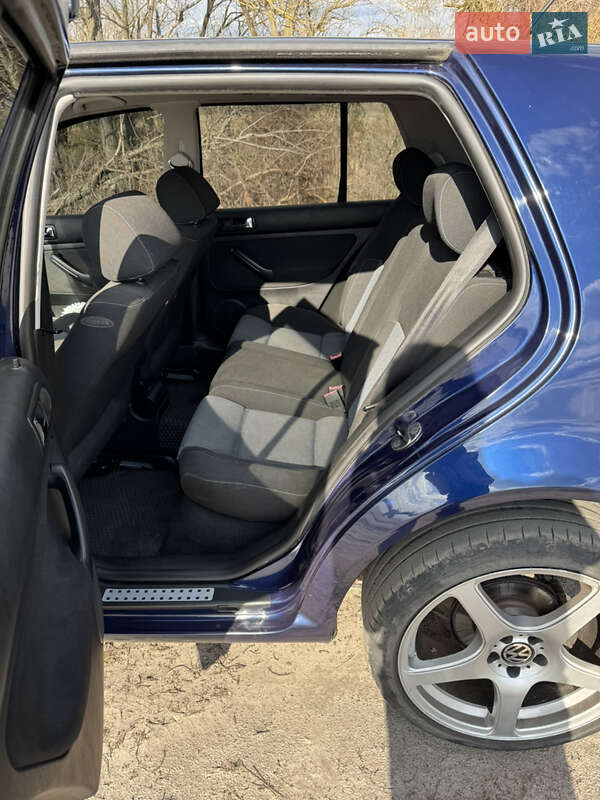 Хэтчбек Volkswagen Golf 2003 в Богодухове