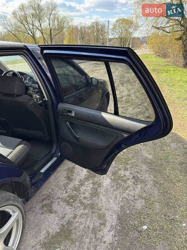 Хэтчбек Volkswagen Golf 2003 в Богодухове