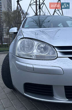Хетчбек Volkswagen Golf 2005 в 