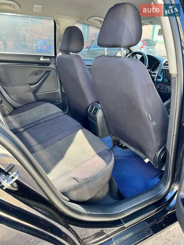 Универсал Volkswagen Golf 2011 в Чернигове