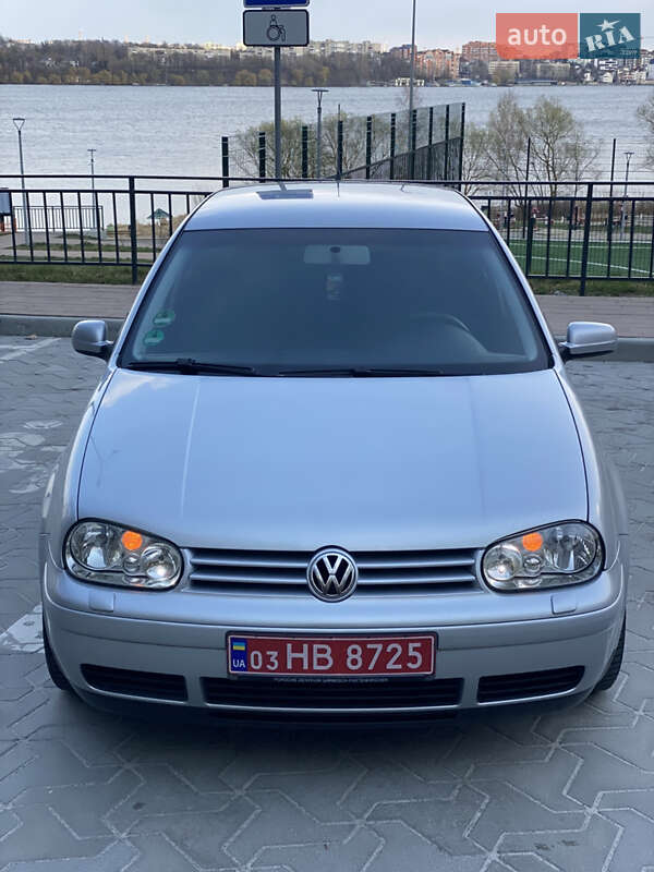 Хэтчбек Volkswagen Golf 2003 в 