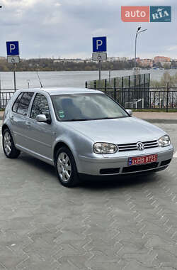 Хэтчбек Volkswagen Golf 2003 в 
