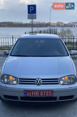 Хэтчбек Volkswagen Golf 2003 в 