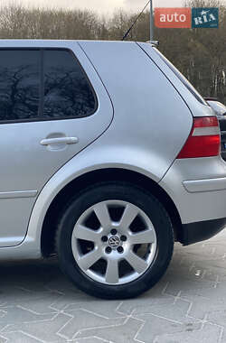 Хэтчбек Volkswagen Golf 2003 в 