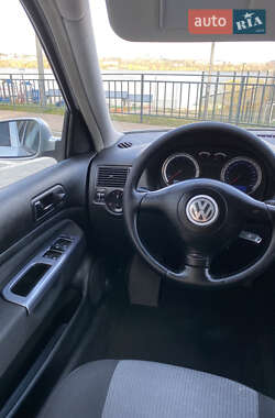 Хэтчбек Volkswagen Golf 2003 в 