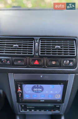 Хэтчбек Volkswagen Golf 2003 в 