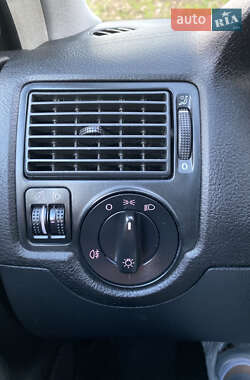 Хэтчбек Volkswagen Golf 2003 в 