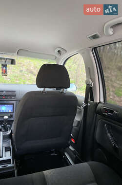 Хэтчбек Volkswagen Golf 2003 в 