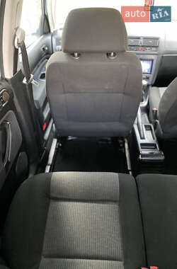 Хэтчбек Volkswagen Golf 2003 в 