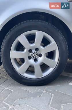 Хэтчбек Volkswagen Golf 2003 в 