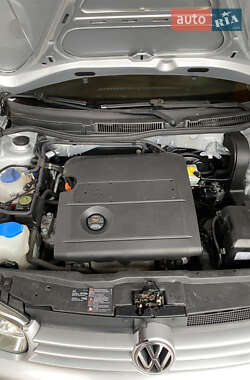 Хэтчбек Volkswagen Golf 2003 в 
