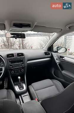 Хэтчбек Volkswagen Golf 2011 в 