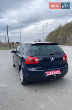 Хэтчбек Volkswagen Golf 2005 в 