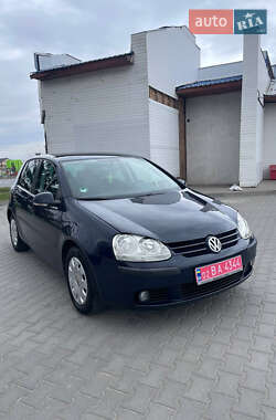 Хэтчбек Volkswagen Golf 2005 в 