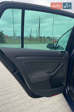 Хэтчбек Volkswagen Golf 2005 в 