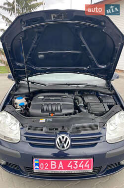 Хэтчбек Volkswagen Golf 2005 в 
