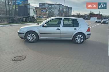 Хэтчбек Volkswagen Golf 2002 в 