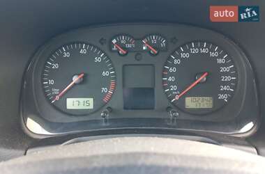 Хэтчбек Volkswagen Golf 2002 в 