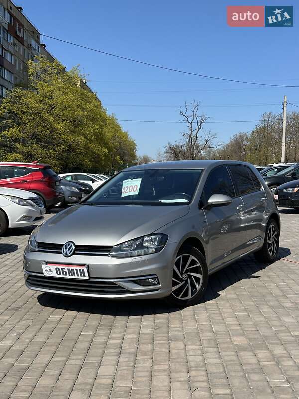 Хэтчбек Volkswagen Golf 2019 в 