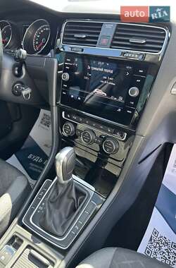 Хэтчбек Volkswagen Golf 2019 в 