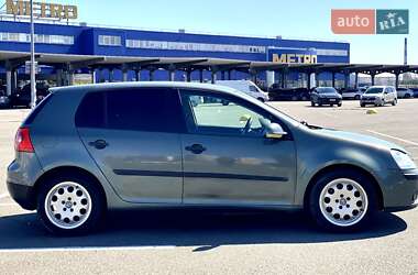 Хэтчбек Volkswagen Golf 2005 в 