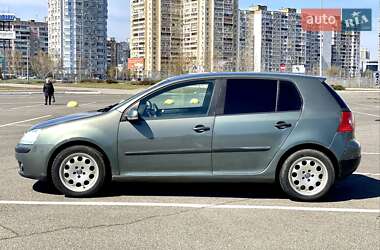 Хэтчбек Volkswagen Golf 2005 в 