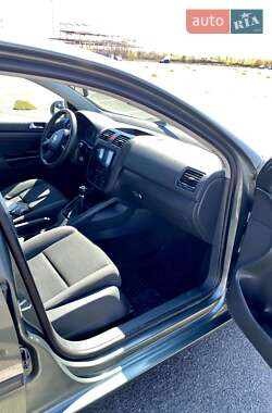 Хэтчбек Volkswagen Golf 2005 в 