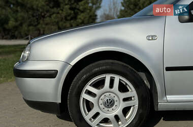 Хэтчбек Volkswagen Golf 2001 в 