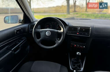 Хэтчбек Volkswagen Golf 2001 в 