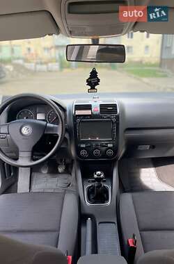 Хэтчбек Volkswagen Golf 2005 в 