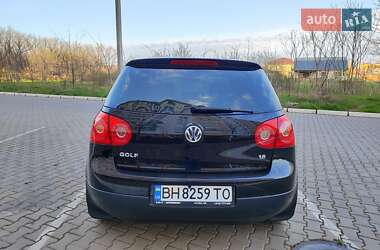 Хэтчбек Volkswagen Golf 2005 в 