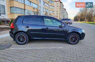 Хэтчбек Volkswagen Golf 2005 в 