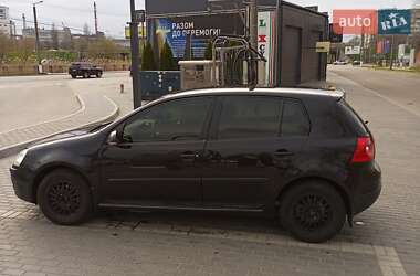 Хэтчбек Volkswagen Golf 2005 в 